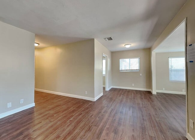 Foto del edificio - 6953 Donna Ave