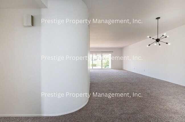 Building Photo - Beautiful Townhouse Overlooking The Golf C...