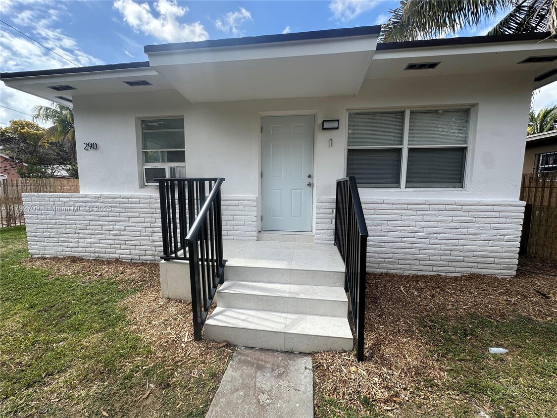 Foto principal - 290 NE 77th St