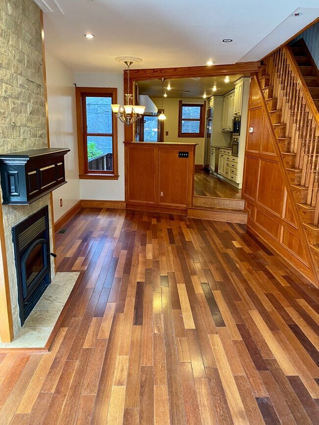 Foto del edificio - Luxurious 5-Bedroom Brownstone in the Hear...