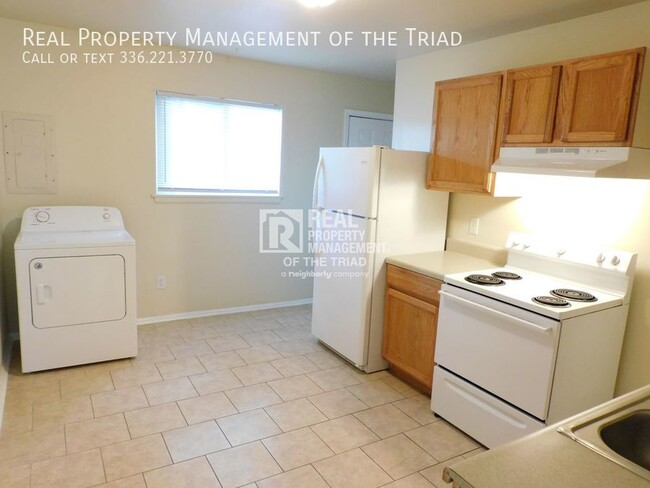 Building Photo - Spacious 2 Bedroom Apartment at Parker Pla...