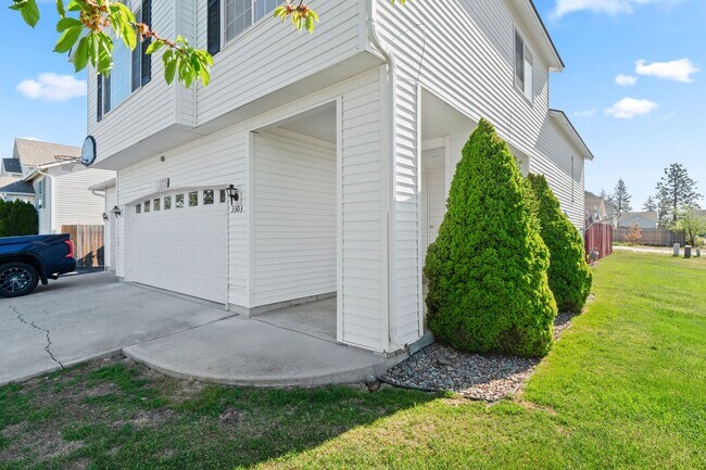 Foto del edificio - 4 bedroom 3 bath home with 3 car garage in Cheney