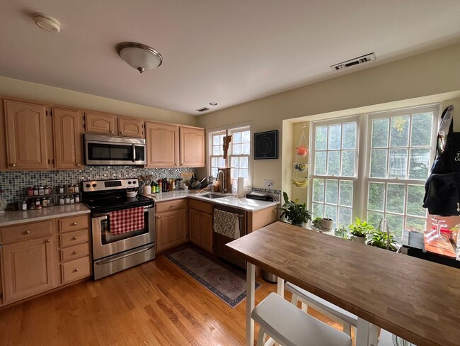 Building Photo - Charming 2 bedroom Condo