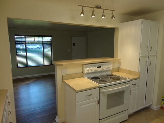 Foto del edificio - Half Duplex with Central A/C Minutes from ...