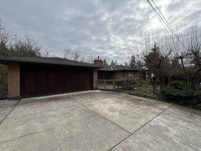 Foto del edificio - Spacious 1 Bedroom ADU Featuring Soaking Tub, Rain Shower, and Treeline Views