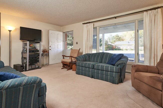 Building Photo - 807 Shoshoni St