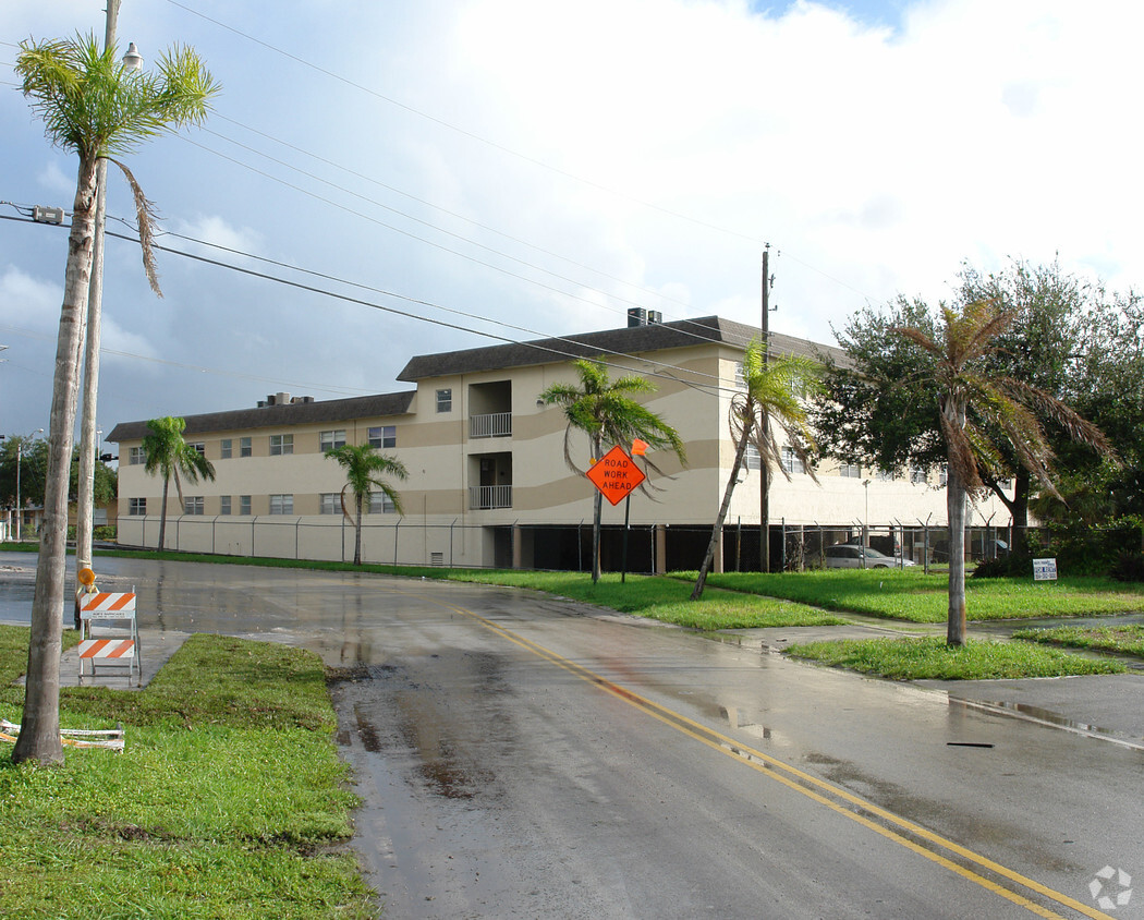 Building Photo - Sunshine Gardens