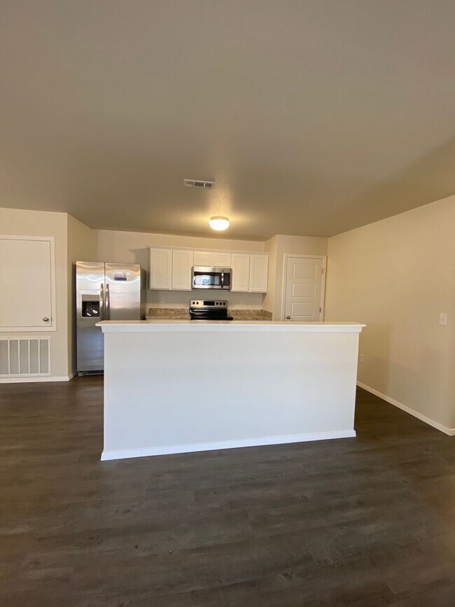 Building Photo - Three Bedroom | Two Bathroom Duplex in Law...