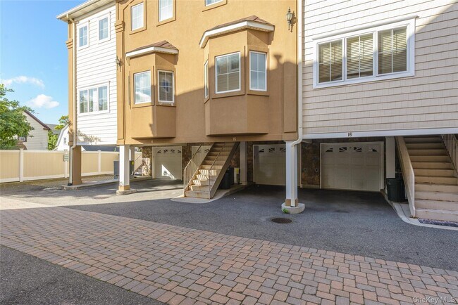 Foto del edificio - 330 Maple Ave