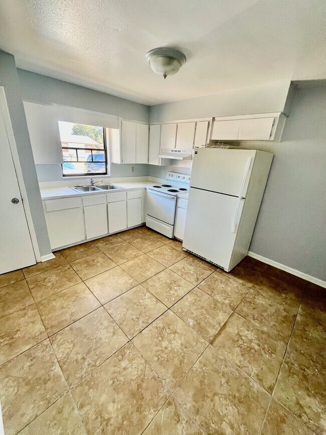 Building Photo - SPACIOUS 3BR/1.5BA Lakeland Duplex! Conven...