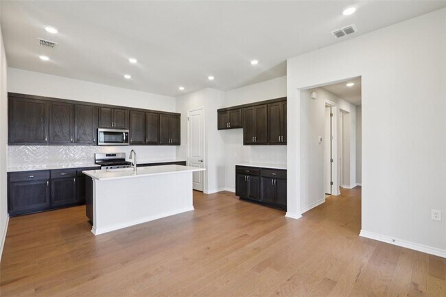 Foto del edificio - 140 Stewart Dr