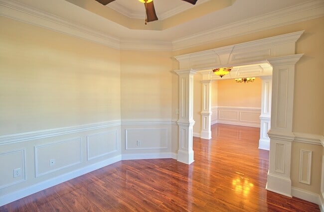 Building Photo - 1000 White Oak Cir