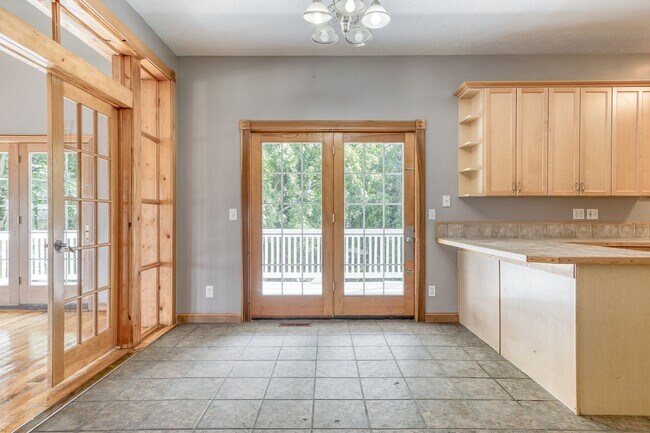 Foto del edificio - 5 to 8 Bedrooms. Pet Friendly.