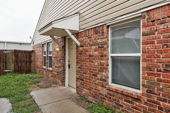 Foto del edificio - Cute 3BD/2BTH Duplex in Central East Norman!