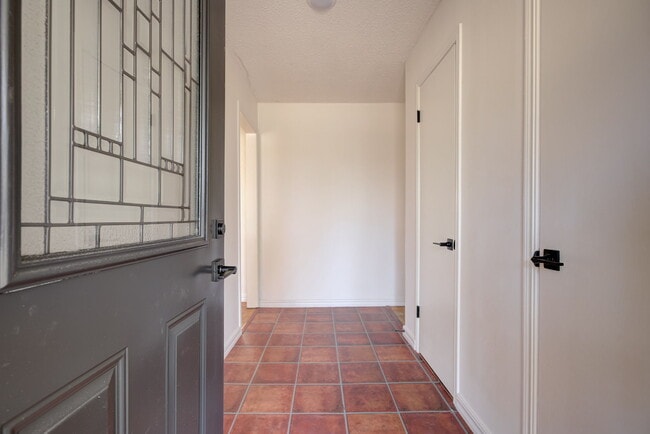 Foto del edificio - 2709 Meadowbrook Dr