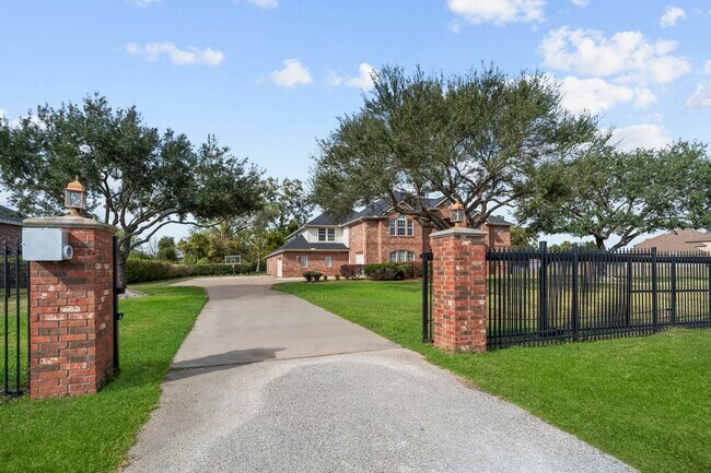 Foto del edificio - 4502 Creek Point Ln