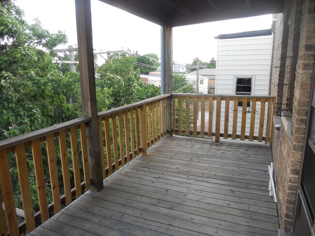 Private Rear Deck - 5317 W Giddings St