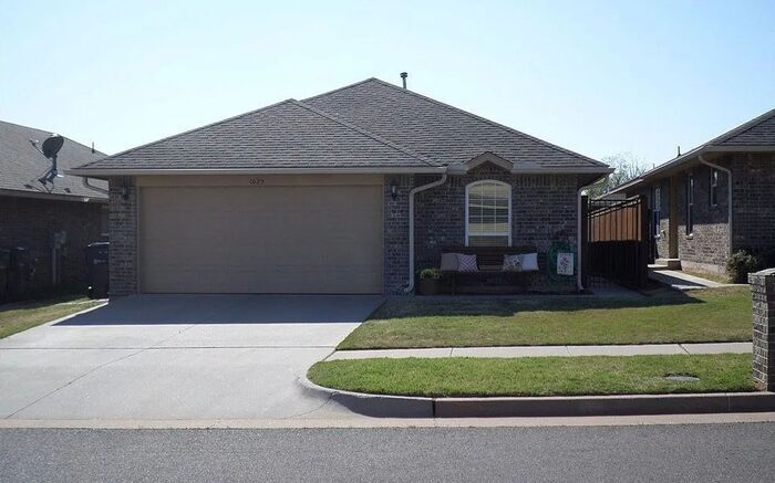 Foto principal - Great 3/2 off of S Czech Hall Rd