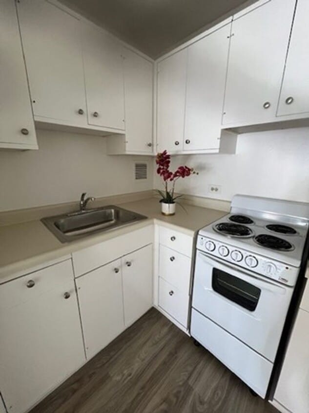 Foto principal - NEWLY RENOVATED! THE TOWN HOUSE CONDO!