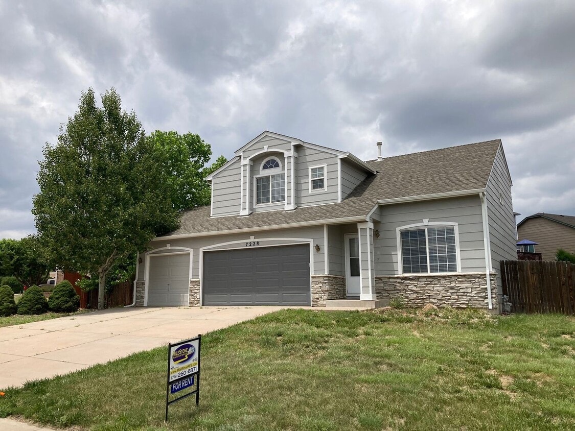 Primary Photo - 4 Bedroom, 3.5 Bath House with a 3 Car Gar...