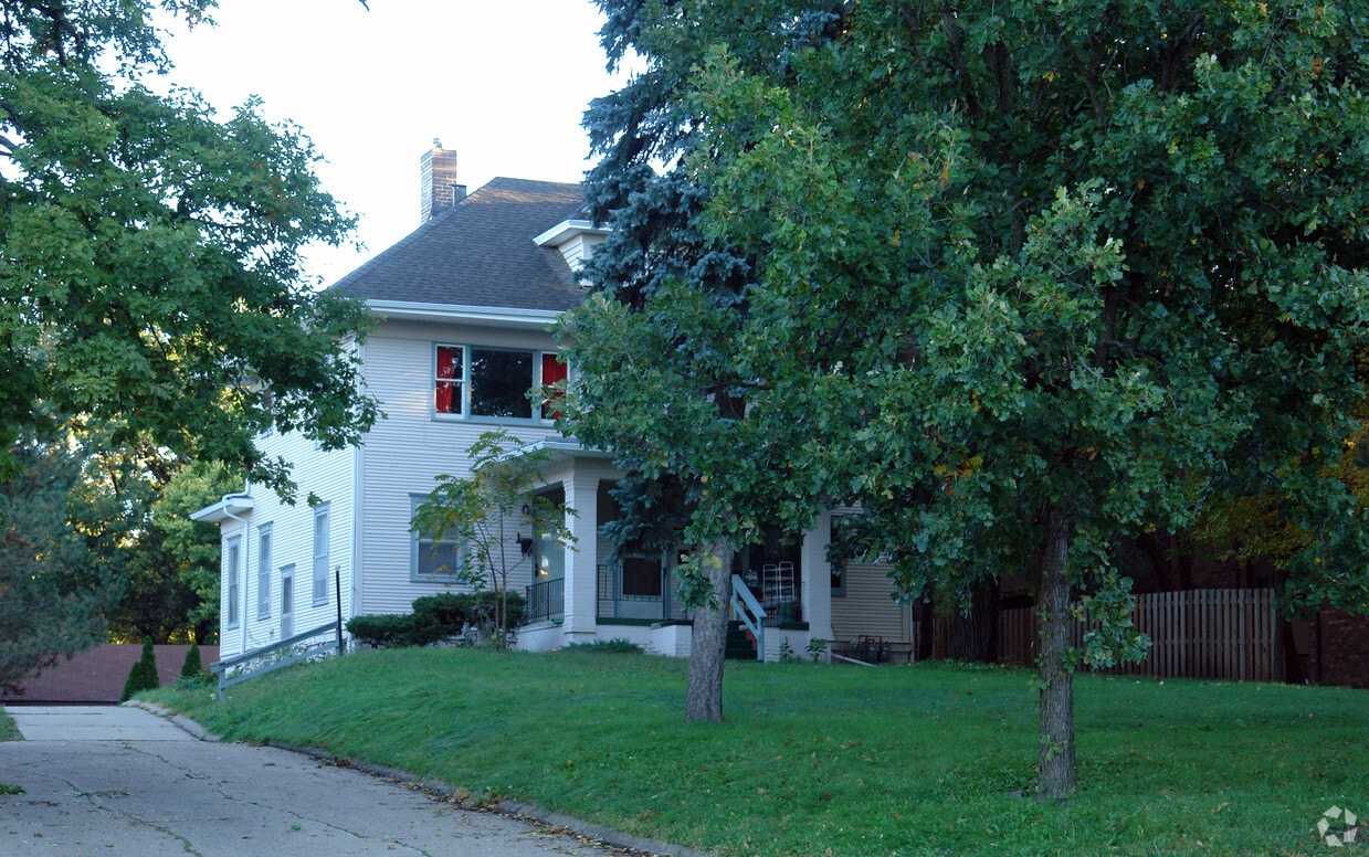 Primary Photo - 4333 Grand Ave