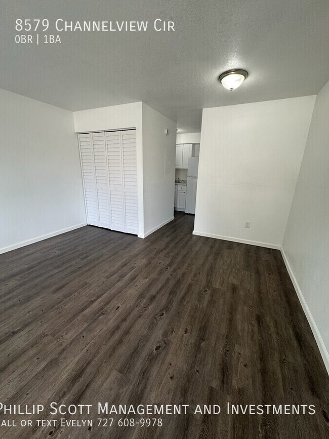 Foto del edificio - 8579 Channelview Cir