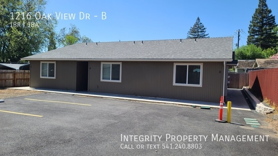 Foto principal - 1216 Oak View Dr
