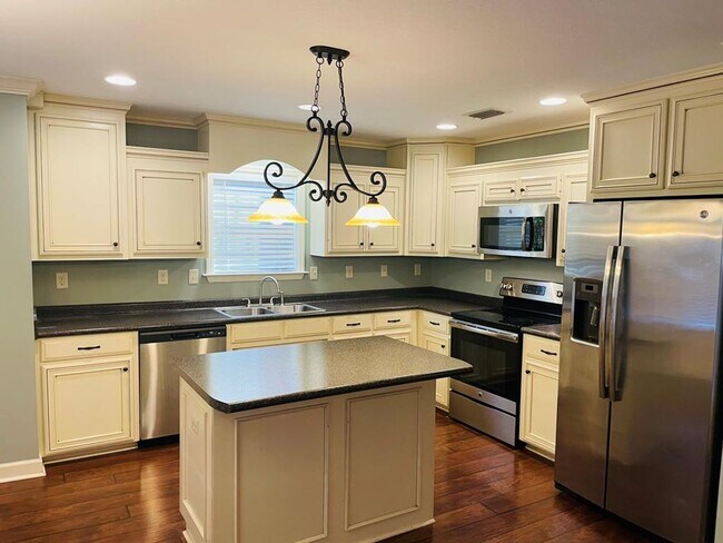 Foto del edificio - Beautiful 3 Bedroom Home with Screened Porch, Fenced Backyard & Open Floor Plan in Hahira