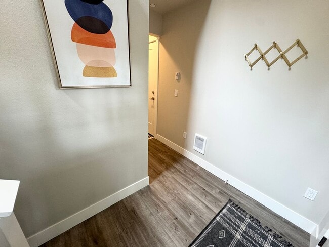 Foto del edificio - Fully furnished guest house 2 bedroom spaces DADU unit