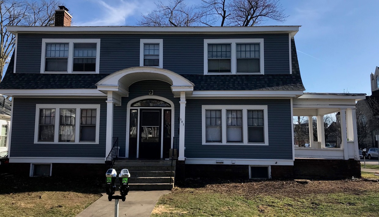 Exterior - 302 E 7th St