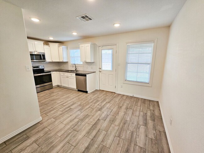Building Photo - Beautiful 3 Bed/2.5 Bath Townhome in Chaff...
