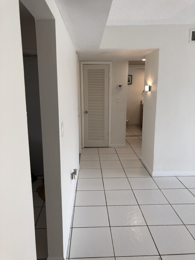 Entrada - 7350 SW 82nd St