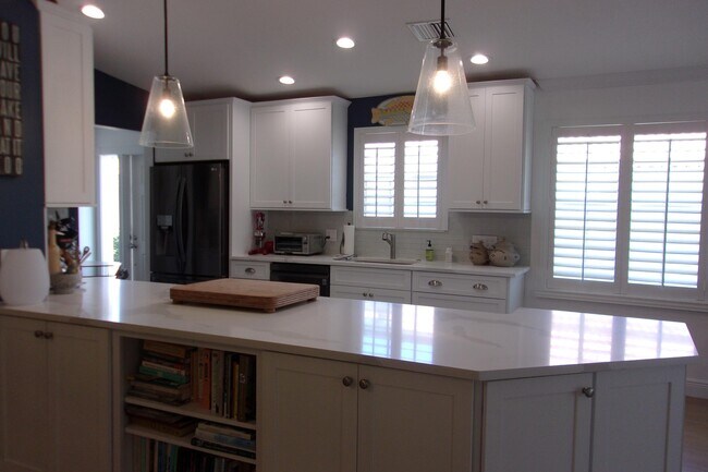 Building Photo - 1076 SW Tamarrow Pl