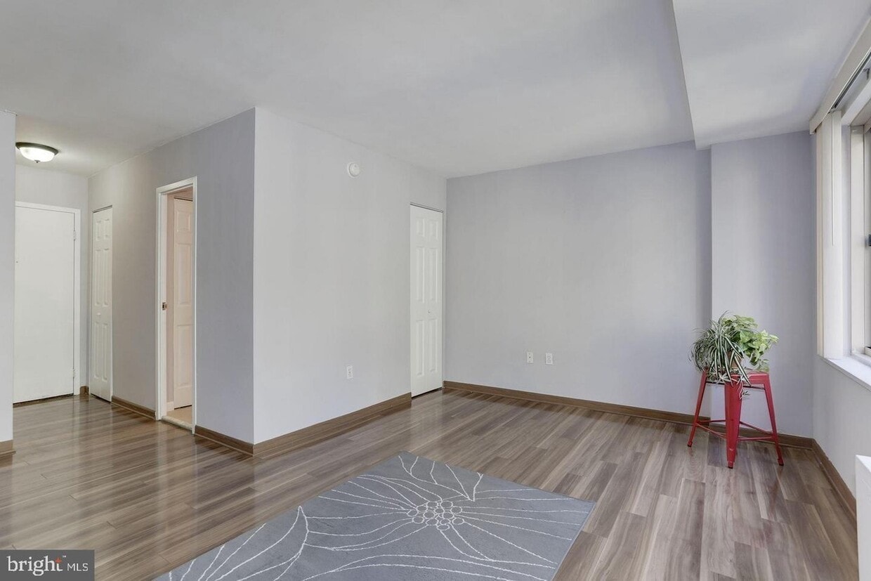 bed area w/o furniture - 922 24th St NW