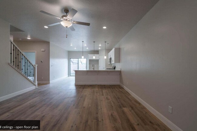 Building Photo - 4 Br / 2.5 Bath Townhome, Like NEW!