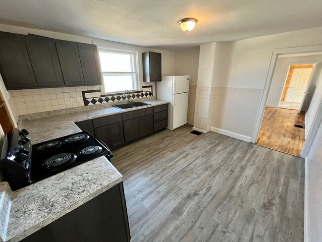 Building Photo - Available Now! - 2 Bedroom; 1 Bathroom Hom...