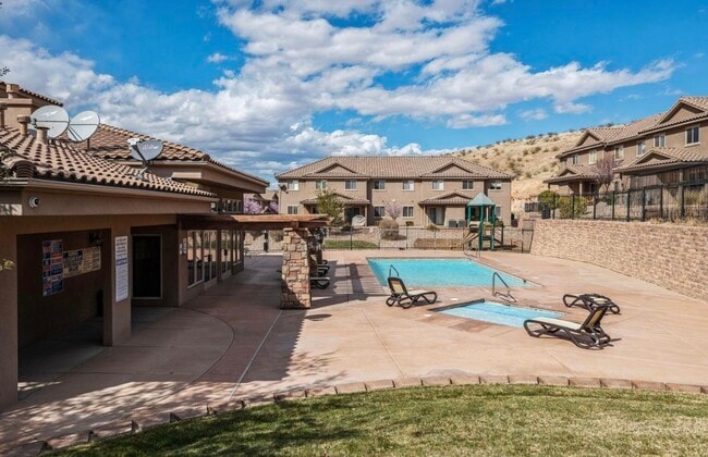 Building Photo - 3419 S River Rd Building Photo - 3419 S River Rd