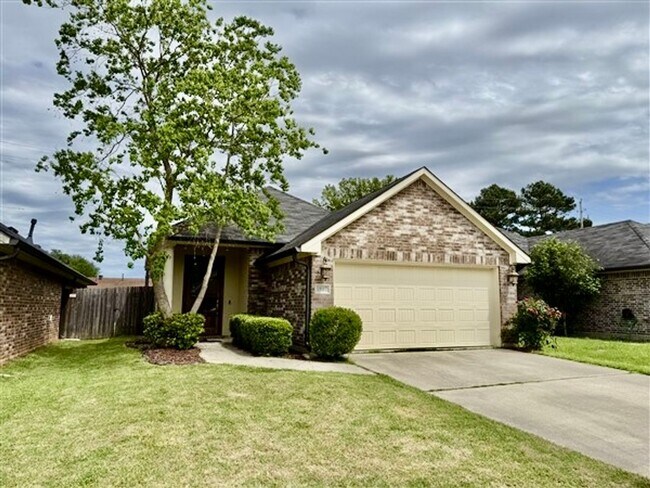 Foto del edificio - For Lease in Gated Cypress Place! Like-New...