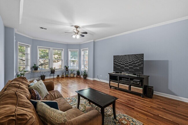 Building Photo - 6255 N Oakley Ave