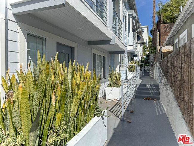 Building Photo - 3003 3rd St