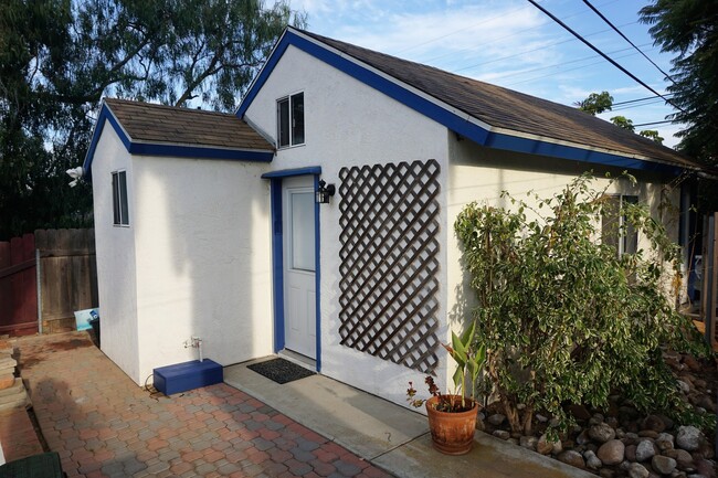 Foto del edificio - Awesome Furnished Cottage in Point Loma He...