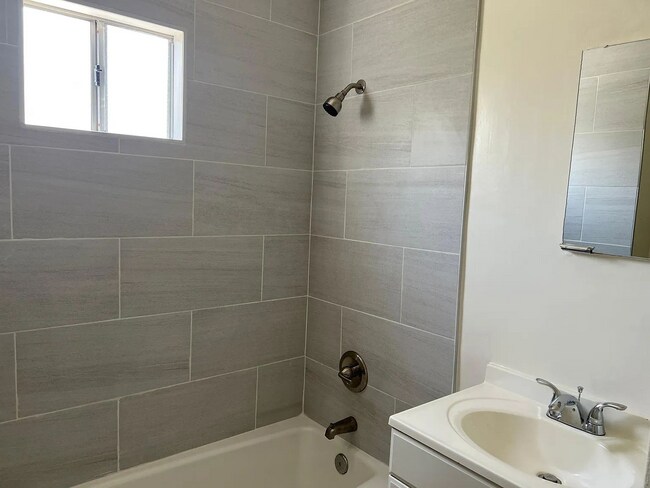 Foto del edificio - All new paint and new flooring throughout.