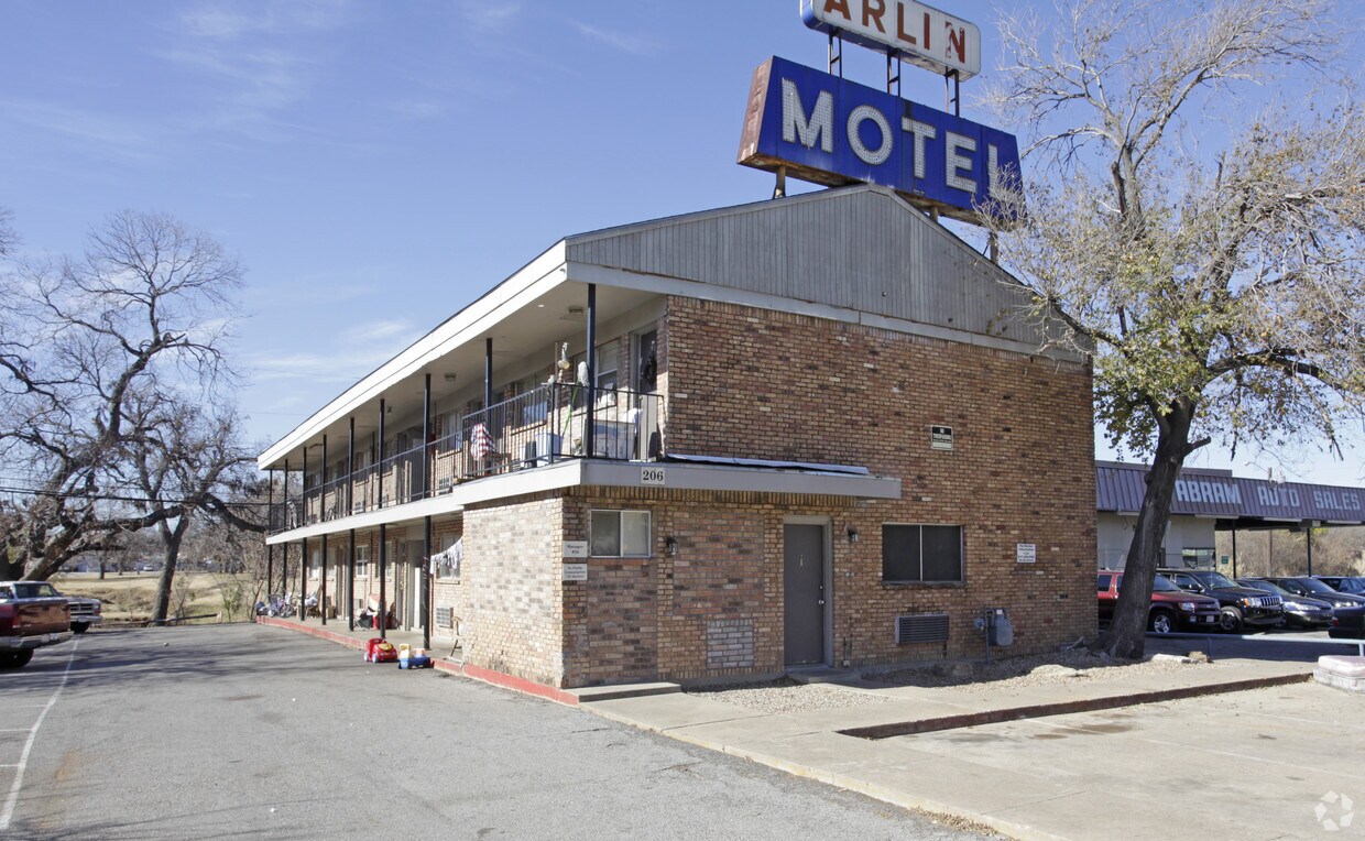 Building Photo - 206 Overhill Dr