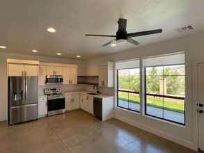 Building Photo - 676 676 W Lava Pointe Dr