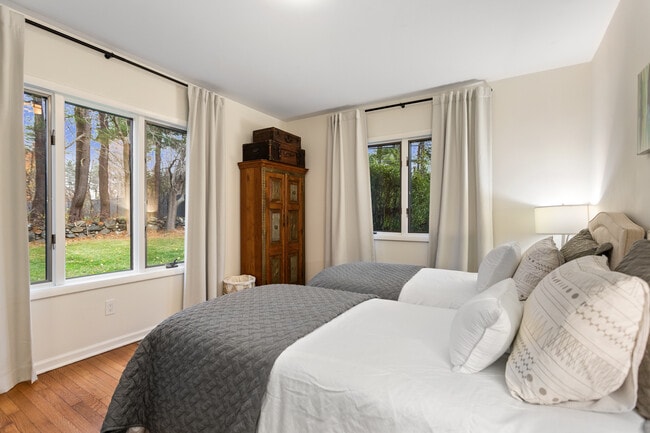 Building Photo - 425 Taconic Rd