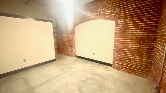 Building Photo - 1114 Lucas Ave