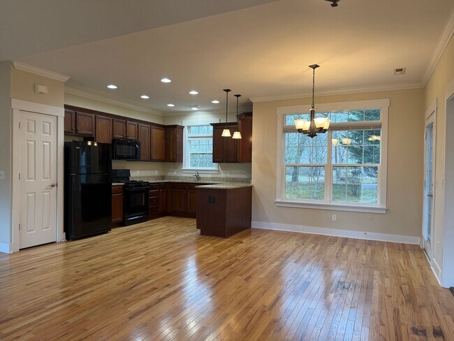 Foto del edificio - Townhouse walking distance to Black Mountain available now!