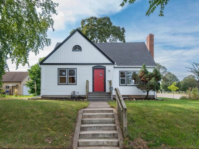 Building Photo - 884 Hyacinth Ave E