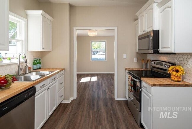 Foto del edificio - Charming 2 Bed, 1 Bath Single-Family Home with Large Backyard & RV Hookups!
