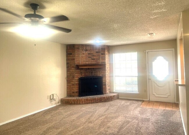 Building Photo - Move in Ready NOW! 2/2.5 Townhome with 2 c...